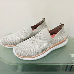 EASY SPIRIT Savanah Slip on Walking Shoes SIZE‎ 9.5 Light Grey Peach NWOT